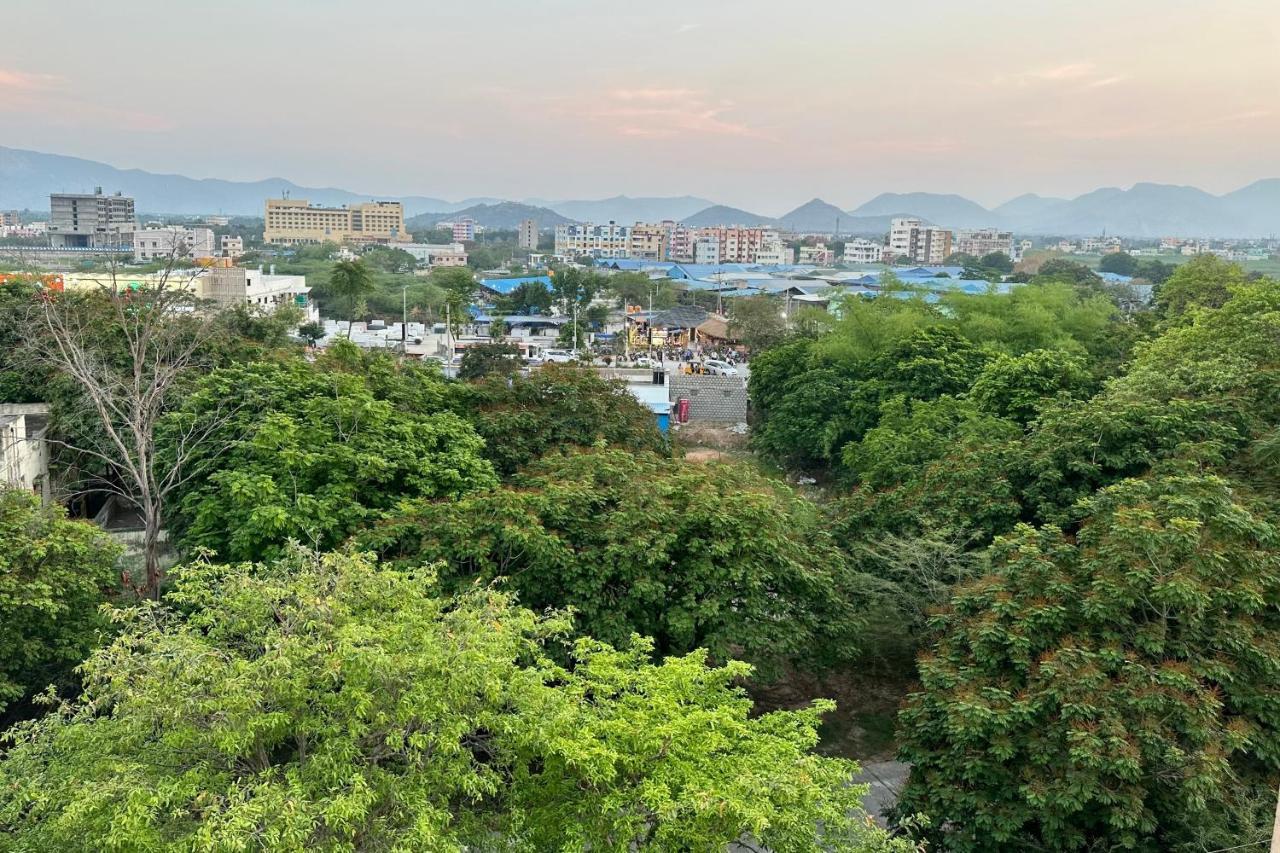 Truelife - Family Suites - Ps4 Veg Restaurant, On Way To Balaji Temple - 2Bhk Ac Apartments - Coffee Tea Milk - Super Fast Wifi, Kitchen, Smart Tv, Parking - Easy Access To Airport, Railway Station And To All Temples - Top Service With Lots Of Love Tirupati Bagian luar foto